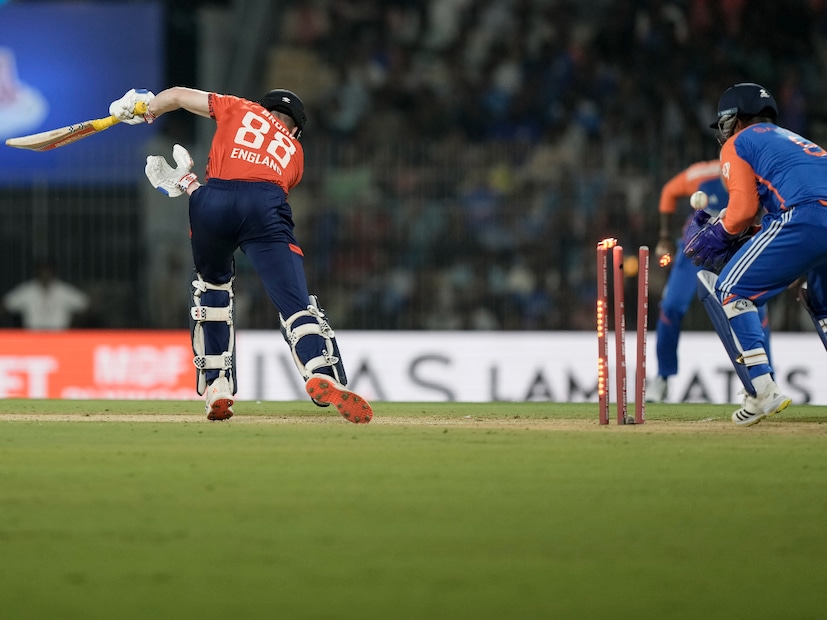 বর্তমান ইংল্যান্ড দলে অন্যতম তারকা ব্যাটার হ্যারি ব্রুক। কিন্তু গুলির বিরুদ্ধে তাঁর দুর্বলতা আরও একবার প্রমাণিত হল। এখনও পর্যন্ত গুগলির বিরুদ্ধে ৩৫ বলে ২১ রান করে ৬ বার আউট হয়েছেন ব্রুক।   (Photo Courtesy- AP)