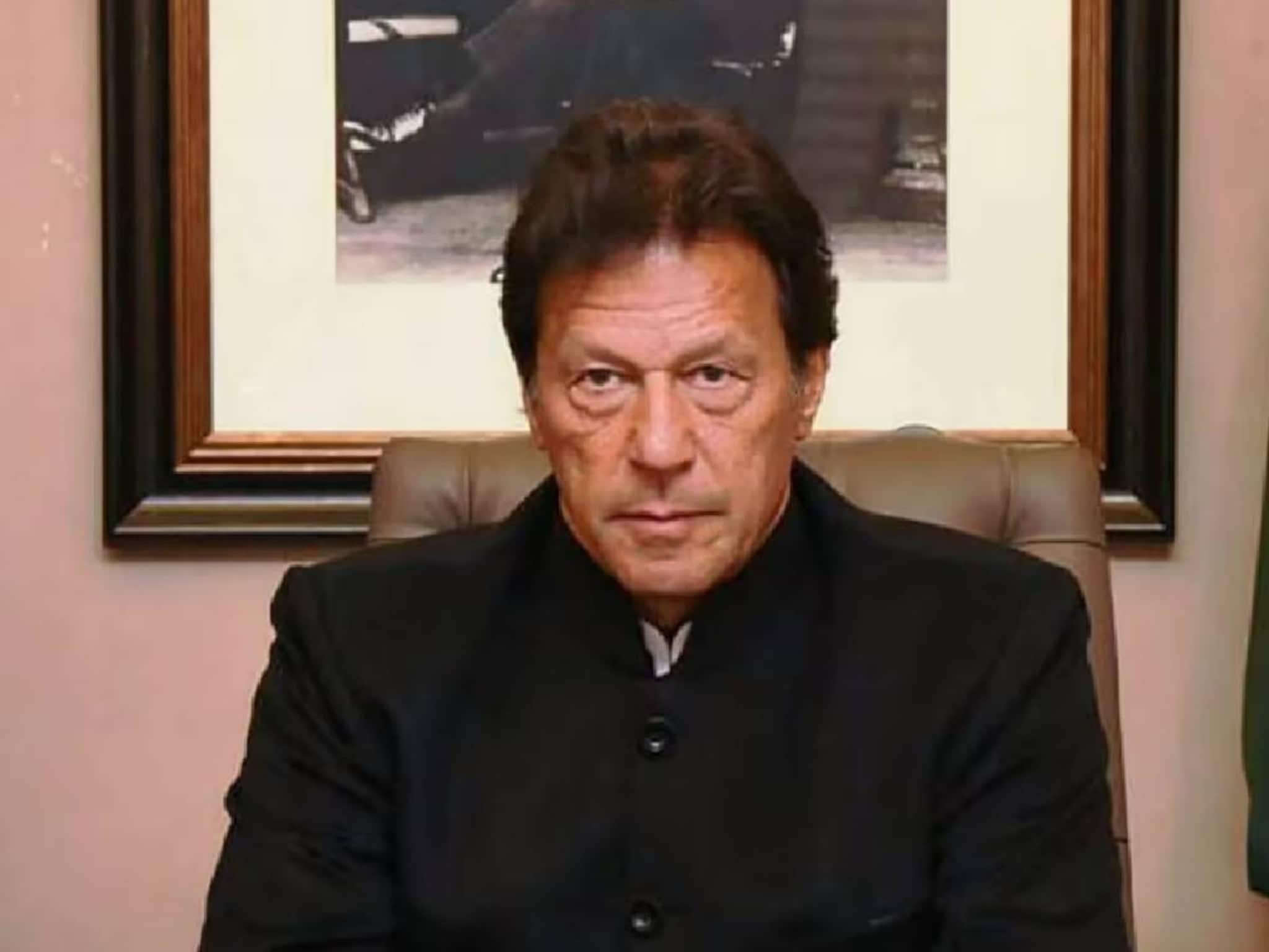 Imran Khan: জেলে মানসিক নির্যাতন সত্ত্বেও মনোবল চাঙ্গা, সুস্থই আছেন ইমরান! দাদার সঙ্গে দেখা করে দাবি বোন উজমার