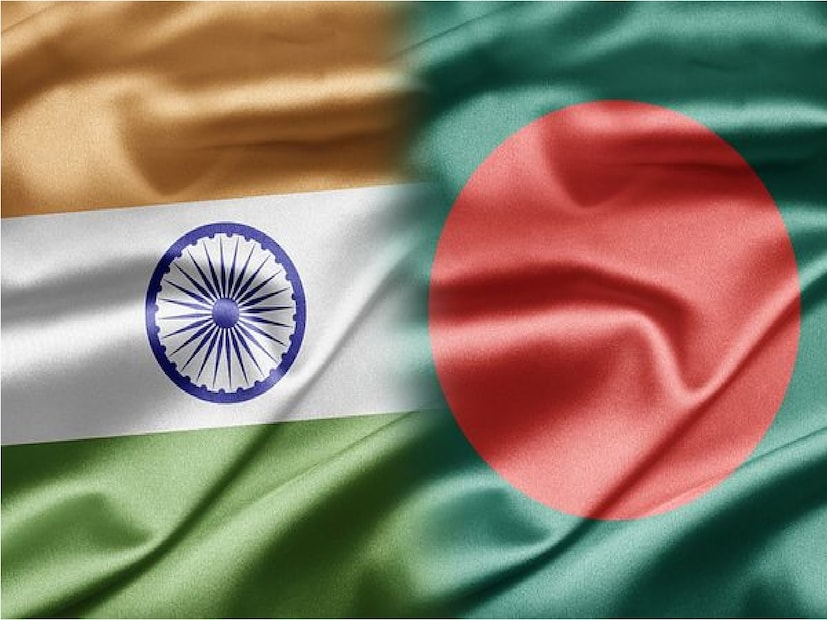 শনিবার গভীর রাতে সরগরম বাংলাদেশের রাজধানীতে অবস্থিত ঢাকা বিশ্ববিদ্যালয়। ভারত বিরোধী নানা স্লোগান উঠল সেখান থেকে। 'দিল্লির বিরুদ্ধে ডাইরেক্ট অ্যাকশন, বিএসএফের বিরুদ্ধে ডাইরেক্ট অ্যাকশন', 'সীমান্তে হামলা হলে জবাব দেবে বাংলাদেশ', এই ধরনেরই স্লোগান উঠল ঢাকা বিশ্ববিদ্যালয় চত্বর।