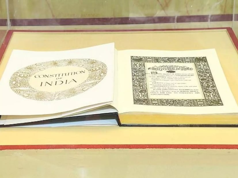 উল্লেখ্য,১৯৩০ সালের ২৬ জানুয়ারি জাতীয় কংগ্রেসের ঐতিহাসিক স্বাধীনতা ঘোষণার স্মৃতিতে ২৬ জানুয়ারি তারিখটি সংবিধান পরিচালনার জন্য গৃহীত হয়েছিল। সংবিধানে ভারতীয় রাজ্যসংঘকে একটি স্বাধীন সার্বভৌম সমাজতান্ত্রিক ধর্মসাপেক্ষ গণতান্ত্রিক প্রজাতন্ত্র রূপে ঘোষণা করা হয়েছে; এই দেশের নাগরিকবৃন্দের জন্য ন্যায়বিচার, সাম্য ও স্বাধীনতা সুনিশ্চিত করা হয়েছে এবং জাতীয় ও প্রাদেশিক সংহতি সুরক্ষার জন্য নাগরিকদের পরস্পরের মধ্যে ভ্রাতৃভাব ও গোত্রপ্রীতি সুজাগরিত করে তোলার জন্য অনুপ্রাণিত ও উৎসাহিত করা হয়েছে। 