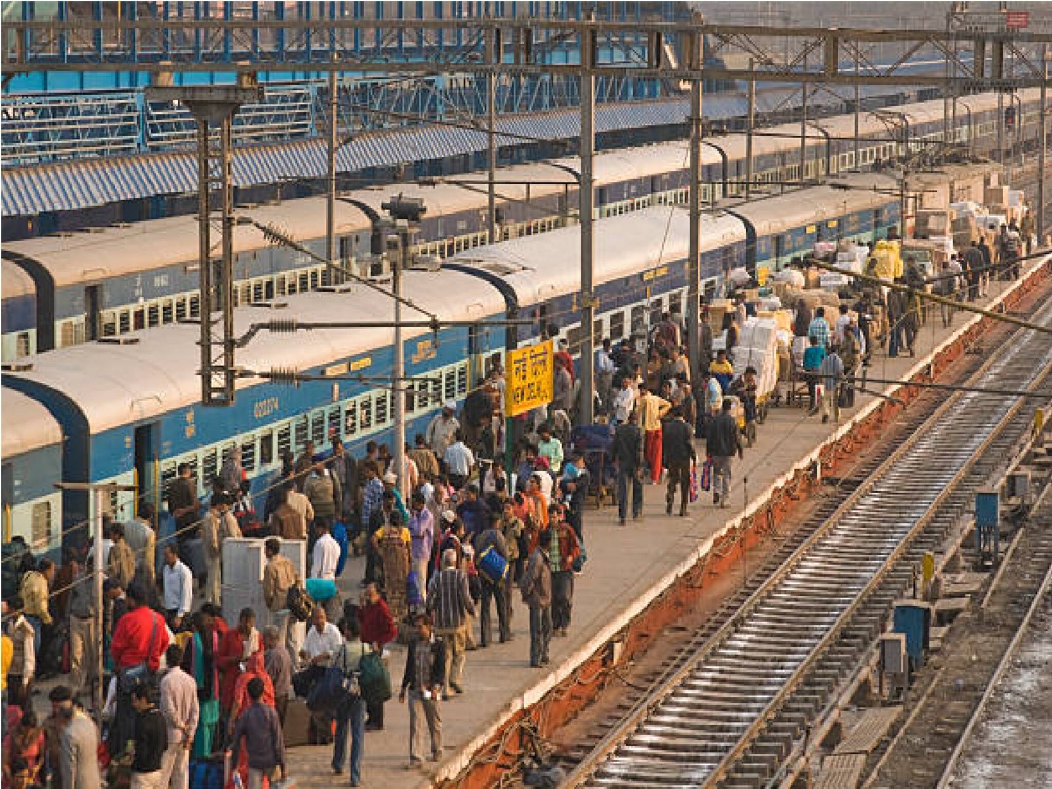 Indian Railways: কাপড়ের ব্যাগ পোস্টে ধাক্কা খেতেই জোরে শব্দ, 'ব্যাগ খোলো'...GRP-র কথায় কেঁপে উঠল যাত্রী, তার পরের ঘটনা সিনেমাকেও হার মানাবে, ঘাম ছুটল খোদ পুলিশেরও