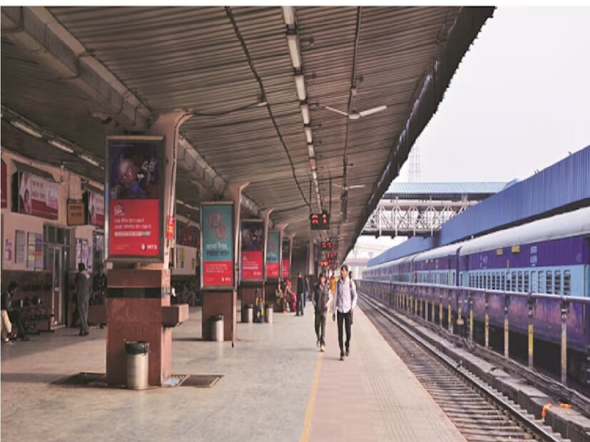 ভারতীয় রেলওয়ে বিজ্ঞাপন, দোকান, প্ল্যাটফর্ম টিকিট, ক্লোক রুম, ওয়েটিং হল থেকে তার উল্লেখযোগ্য রাজস্ব আয় করে৷ এই সবরকম আয় দিয়ে ছপ্পড়ফাড় আয় নয়াদিল্লি রেলওয়ে  স্টেশনের৷
