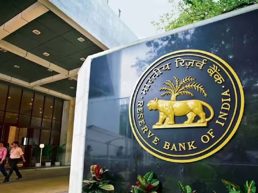 একটি নির্দিষ্ট বছরে কতগুলি মুদ্রা তৈরি করা হবে সে বিষয়ে কেন্দ্রীয় সরকার সিদ্ধান্ত নেয়। এর পরে, সরকার ভারতীয় রিজার্ভ ব্যাঙ্ককে নির্দেশ দেয়। তারপর রিজার্ভ ব্যাঙ্ক অফ ইন্ডিয়া কয়েনগুলিকে মিন্ট করে, বা ট্যাঁকশালে ছাপায়।