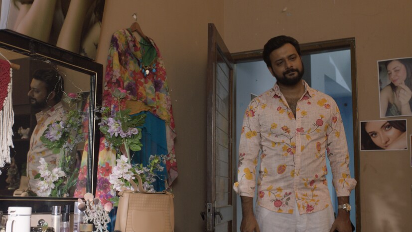 অভিনেতা ইন্দ্রাশিস রায়ের কথায়, “আজকের যুগে দু’টো বিষয় খুবই প্রাসঙ্গিক। এক দিকে নিজের জীবন, সেই জীবনকে ঘিরে নানা স্বপ্ন। অন্য দিকে সোশ্যাল মিডিয়ার হাতছানি। দু’টোই আজ মিলেমিশে একাকার। সোশ্যাল মিডিয়া আজ যেমন বদলে দিতে পারে মানুষের জীবন, আবার ধ্বংসও করে দিতে পারে। সোশ্যাল মিডিয়ার সেই সৃষ্টি আর ধ্বংস আমাদের এই সিরিজ এর বিষয়বস্তু।” 