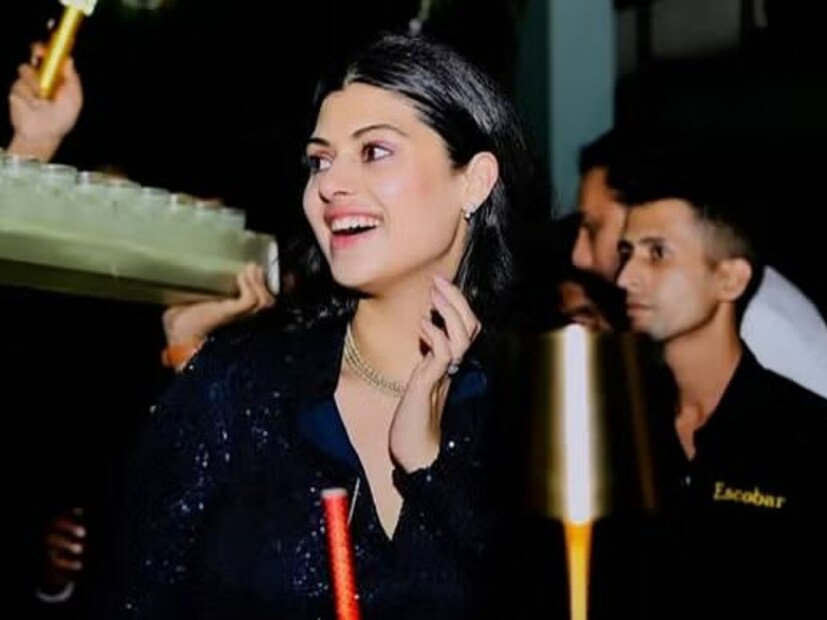 জনাই ভোঁসলে নিজেই একজন সিঙ্গার। তাঁর জন্মদিনের পার্টির কিছু ছবি শেয়ার করেন সোশ্যাল মিডিয়ায়। সেখানেই একটি ছবিতে জনাই ভোসলের সঙ্গে দেখা যায় টিম ইন্ডিয়ার তারকা পেসার সিরাজকে। তারপর থেকেউ প্রেমের গুঞ্জন শুরু।