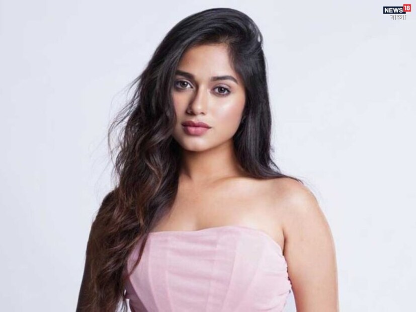 বলিউডের রাজা হিসাবে পরিচিত শাহরুখ খানের সারা বিশ্বে ফ্যান ফলোয়িং রয়েছে। ইনস্টাগ্রামে তার ৪৭ মিলিয়ন  ফলোয়ার্সের রয়েছে। কিন্তু বর্তমানে মাত্র ২৩ বছর বয়সে একটি মেয়ে কিং খানকেও পিছনে ফেলে দিয়েছেন ফলোয়ার্সের নিরিখে। শুধু তাই নয়, অনন্যা, সুহানা ও রাশার মতো নতুন প্রজন্মের অভিনেত্রীরাও তাঁর কাছে হেরে গিয়েছে। 