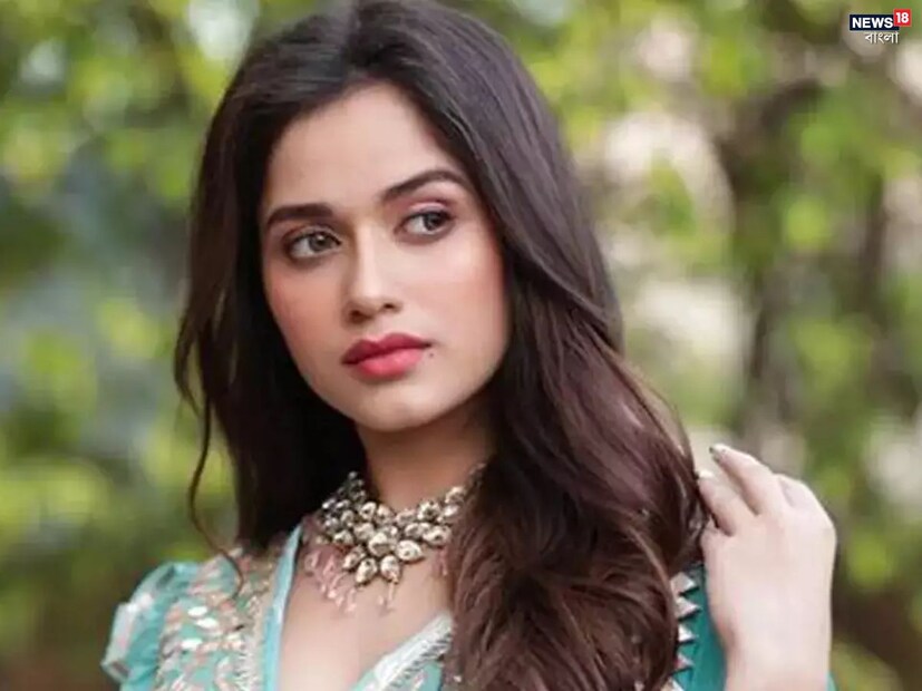 শাহরুখ খানকে বলিউডের বাদশা বলা হয় এবং তাঁর ফ্যান ফলোয়িং ভারতের পাশাপাশি বিদেশেও প্রচুর। সোশ্যাল মিডিয়াতেও শাহরুখের উন্মাদনা দেখা যায়। ইনস্টাগ্রামে তার ৪৭ মিলিয়নেরও বেশি ফলোয়ার রয়েছে। তবে এবার  জান্নাত জুবায়ের এ ব্যাপারে তাঁকে পেছনে ফেলে দিয়েছেন। ইনস্টাগ্রামে জান্নাতের ৪৯.৭ মিলিয়ন ফলোয়ার্স রয়েছে, যা শাহরুখের ফ্যান ফলোয়িংয়ের চেয়ে বেশি। 