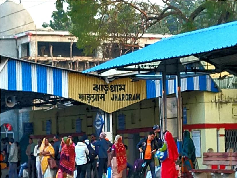 *বনমন্ত্রী বীরবাহা হাঁসদা বলেন, &quot;মুখ্যমন্ত্রী নির্দেশে আমরা চিড়িয়াখানাকে বড় করে সাজিয়ে তুলছি। কারণ প্রতিবছর এখানে এত পরিমানে পর্যটক আসে তাদের দেখার মত আমরা যদি জায়গা না দিতে পারি তাহলে আমার মনে হয় না তারা আর আসবে। পর্যটকদের কথা ও এলাকার মানুষের রোজগারের কথা মাথায় রেখে চিড়িয়াখানাকে বড় করার পাশাপাশি উত্তরবঙ্গের বেঙ্গল সাফারি আদলে টাইগার সাফারি তৈরি করা হবে। চলতি বছরের মধ্যেই টাইগার সাফারির কাজ শুরু করা হবে।&quot; ফাইল ছবি। 