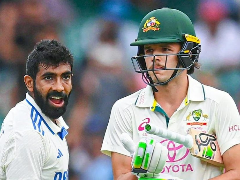 দিনের শেষ বলের জন্য বুমরাহ দৌড় শুরু করলেও উসমান খোয়াজা প্রস্তুত না থাকায় আটকে দেন আম্পায়ার। বুমরাহ কিছুটা বিরক্ত হলেও নন স্ট্রাইকিং এন্ডে থাকা স্যাম কনস্টাস কিছু একটা বলেন। বুমরাহ তা শুনে কিছু উত্তেজিত হলেও নিজেকে সামলে নিয়ে শেষ ডেলিভারি করেন।   (Photo Courtesy- AP)