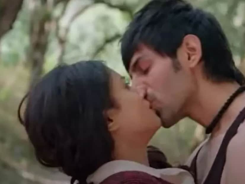 কার্তিক বলিউডে বেশ সুনাম অর্জন করেছে। সুভাষ ঘাই পরিচালিত ২০১৪ সালে মুক্তিপ্রাপ্ত ‘কাঞ্চি: দ্য আনব্রেকেবল’ ছবিতে পার্শ্বচরিত্র দিয়ে রুপোলি দুনিয়ার যাত্রা শুরু করেছিলেন তিনি।