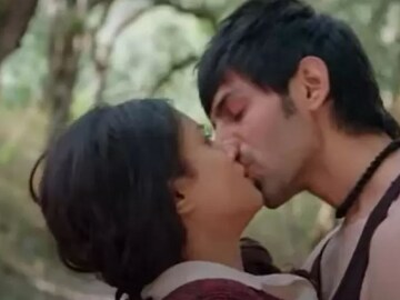 অনন্যার ঠোঁটে কার্তিকের ঠোঁট... উষ্ণ আলিঙ্গন! সে ছবি শেয়ার করলেন করণ জোহর... অনন্যার ঠোঁটে কার্তিকের ঠোঁট... উষ্ণ আলিঙ্গন! সে ছবি শেয়ার করলেন করণ জোহর...