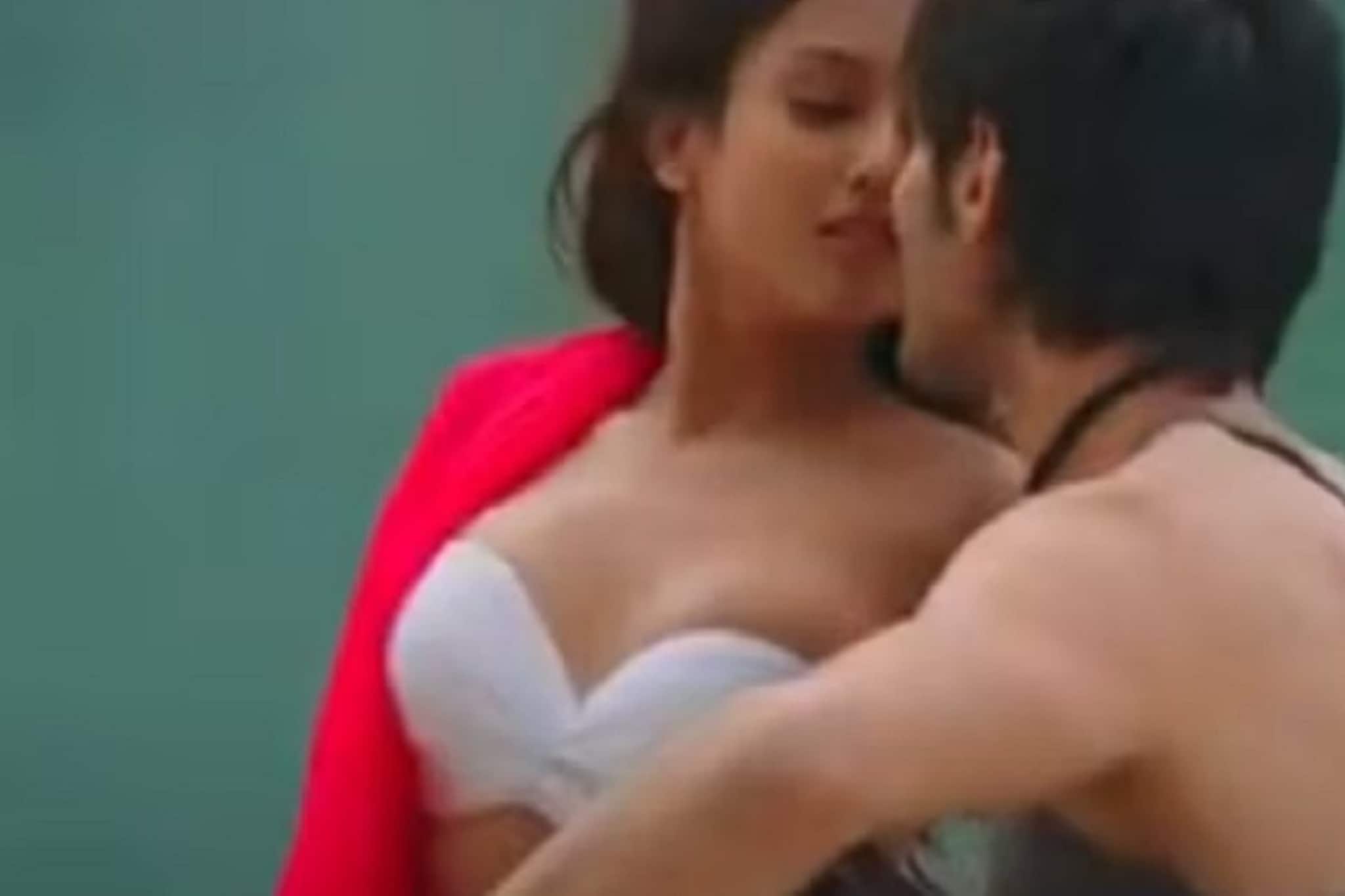 চুম্বনের দৃশ্য করতে গিয়ে ছুটেছিল কালঘাম, দিতে হয়েছিল ৩৭টা রিটেকও!