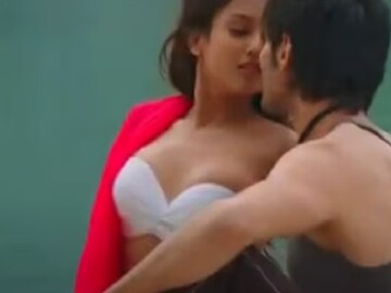 চুম্বনের দৃশ্য করতে গিয়ে ছুটেছিল কালঘাম, দিতে হয়েছিল ৩৭টা রিটেকও!