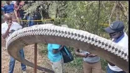 কেনিয়ার গ্রামে উদ্ধার হওয়া রহস্যময় ধাতব বস্তু৷ কেনিয়ার গ্রামে উদ্ধার হওয়া রহস্যময় ধাতব বস্তু৷