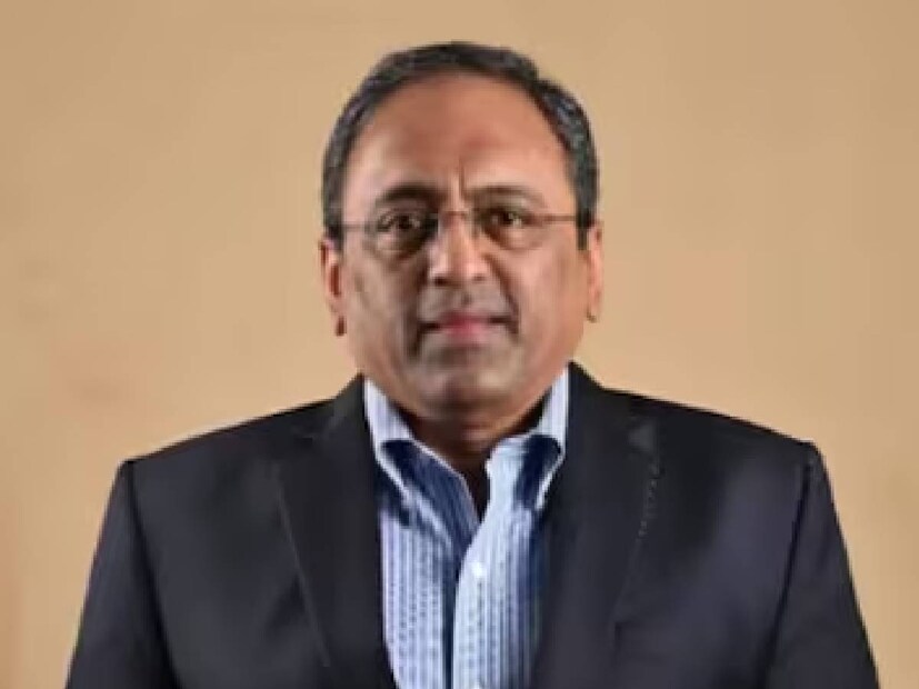তিনি এক সপ্তাহে কত ঘণ্টা কাজ করেন সেই প্রসঙ্গে মাহিন্দ্রা বলেন, “এই বিষয়টা আমি এড়িয়ে যেতে চেয়েছিলাম। এটা কতক্ষণ কাজ করি সেটার বিষয় নয়, আপনি আমায় জিজ্ঞেস করুন আমি কেমন কাজ করি। কত ঘণ্টা কাজ করি এটা জানতে চাইবেন না।&quot;