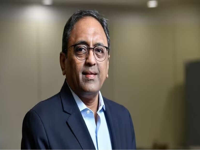মহিন্দ্রার এই মন্তব্যটি এলঅ্যান্ডটি চেয়ারম্যানকে উদ্দেশ করে একটি সূক্ষ্ম সমালোচনা হিসাবে দেখা হয়েছে। এসএন সুব্রহ্মণ্যম তাঁর বক্তব্যে বলেন, “আপনি কতক্ষণ আপনার স্ত্রীর দিকে তাকিয়ে থাকবেন? বাড়িতে বসে কী করবেন?” 