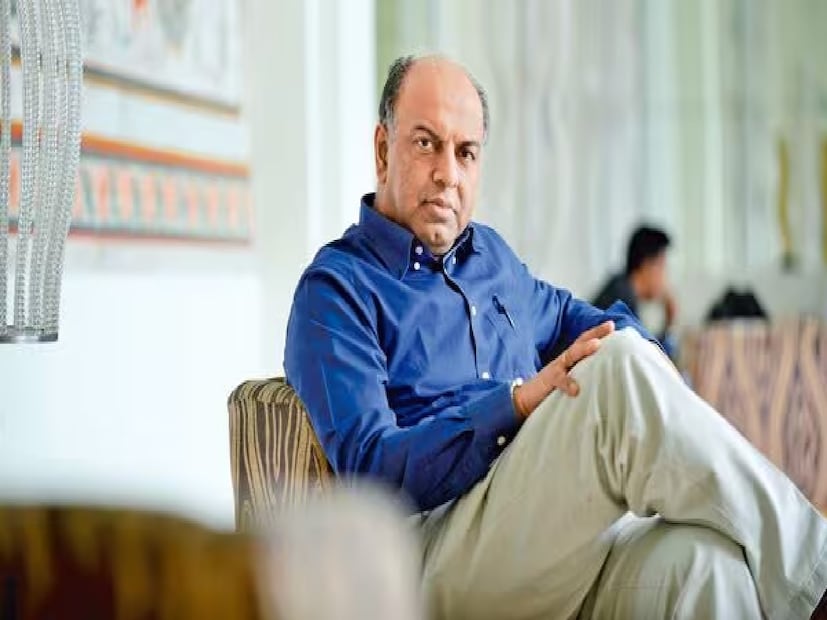 এক্স হ্যান্ডলে (পূর্বে টুইটার) তাঁর সাম্প্রতিক পোস্টটি এলঅ্যান্ডটি (Larsen & Toubro Chairman) চেয়ারম্যান এসএন সুব্রহ্মণ্যমের মন্তব্যের কয়েক দিন পর আসে, যেখানে তিনি বলেছিলেন যে সপ্তাহে ৯০ ঘণ্টা কাজ করা উচিত এবং এমনকি রবিবারও কাজ করতে উৎসাহিত করা উচিত। তাঁর কথায়, "রবিবার বাড়িব বসে বউয়ের মুখ না দেখে অফিসে আসুন।" তাঁর এই বক্তব্যে বহু শিল্পপতি, বলিউড তারকা এবং রাজনীতিবিদরা প্রতিক্রিয়া জানিয়েছেন। 