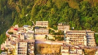 বন্ধ কাটরা থেকে বেরোনোর পথ, তিলধারণের জায়গা নেই হোটেলগুলিতেও