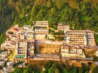 বন্ধ কাটরা থেকে বেরোনোর পথ, তিলধারণের জায়গা নেই হোটেলগুলিতেও