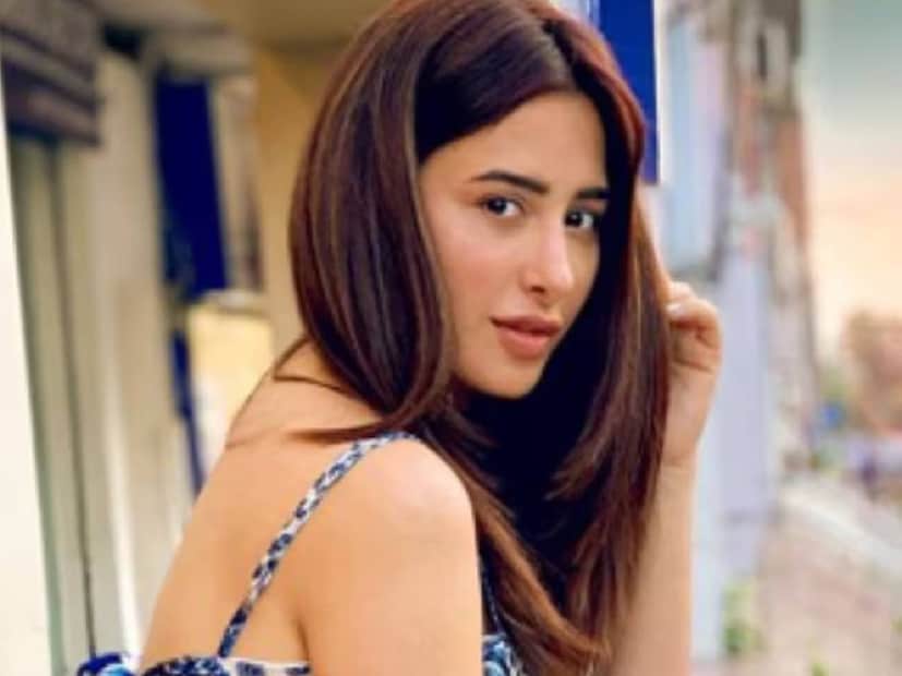 ২০২০ সালে বিগ বস ১৩-তে প্রতিযোগী হয়ে পরিচিতি পান মাহিরা। পরে বেশ কিছু ছবিতে অভিনয়ও করেন তিনি। সিরাজ এবং মাহিরার সম্পর্কের খবরটি রটে যাওয়ার পরেই জোর চর্চা শুরু হয়েছে সমাজমাধ্যমে।