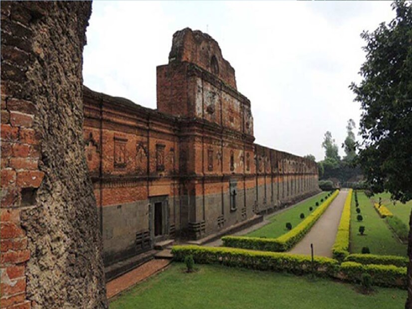 *আদিনা গাজোল ব্লকে। তবে সড়ক পথে যোগাযোগ ব্যবস্থা ভাল রয়েছে।‌ শেষে শহর থেকে সামান্য দূরে রয়েছে গৌড় নগরীর ঐতিহাসিক নিদর্শন। পর্যটকেরা এই গৌড় ঘুরে ফিরে যেতে পারবেন। তিনটি পর্যটন কেন্দ্রে রয়েছে প্রাচীন বাংলার রাজধানীর নানান ধ্বংসাবশেষ সৌধ। যা পর্যটকদের কাছে আকর্ষণীয়। পাশাপাশি বহু ইতিহাসবিদ প্রাচীন বাংলার রাজধানী গৌড়ে আসেন। সংগৃহীত ছবি।