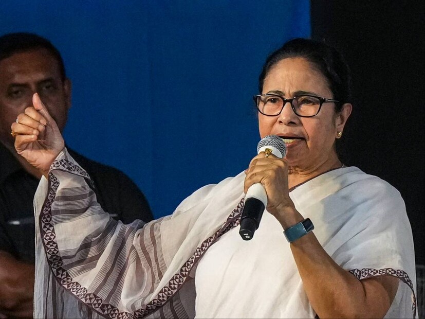 তৃণমূল জমানায় স্বাস্থ্য পরিষেবার উন্নতির কথা বলতে গিয়ে মুখ্যমন্ত্রী বলেন, ''১৪টি নতুন মেডিক্যাল কলেজ আমাদের সরকার করেছে। ৪২ সুপার স্পেশালিস্ট হাসপাতাল হয়েছে। ক্রিটিক্যাল কেয়ার ইউনিট করা হয়েছে। ৭১ এসএনসিইউ করেছি। ১৩ হাজার ৩৯২ সুস্বাস্থ্য কেন্দ্র গ্রামে গ্রামে করেছি। আগামী বছর আরও ১২ হাজার করব। সিসিইউ, এইচডিইউ, ১৪ মাদার ও চাইল্ড হাব, ১১৭ ন্যায্য মূল্যের ওষুধের দোকান, ফেয়ার প্রাইস ডায়গনাস্টিক সেন্টার করেছি। কর্ড ব্লাড ব্যাংক আমরা করেছি।'' 