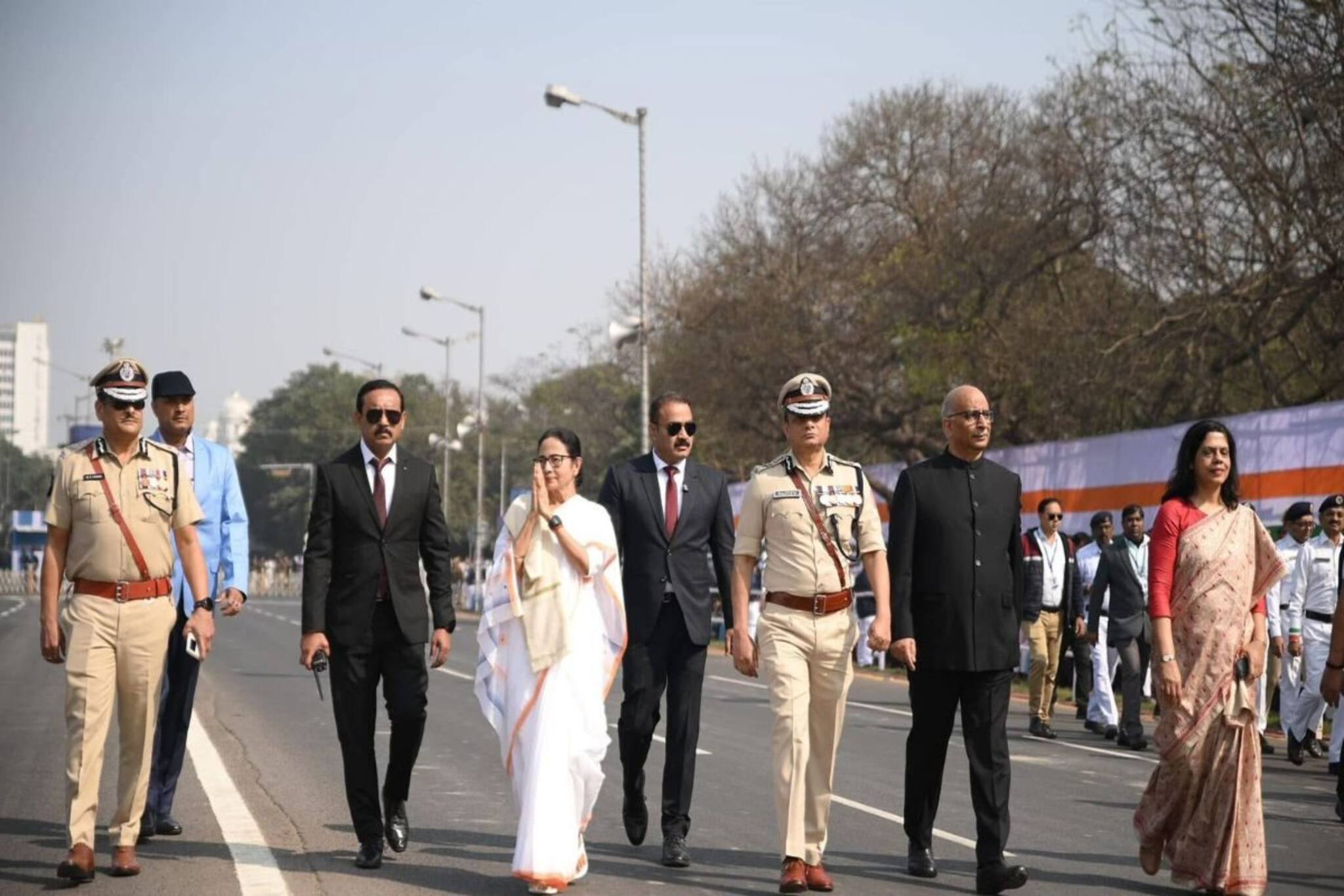 রেড রোডে বর্ণাঢ্য কুচকাওয়াজে পালিত হল সাধারণতন্ত্র দিবস, সমন্বয়ের বার্তা মুখ্যমন্ত্রীর