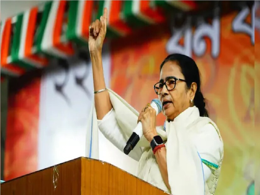 ইতিমধ্যেই কেন্দ্রীয় সরকারের তরফে অষ্টম পে কমিশন ঘোষণা হয়ে গিয়েছে। কেন্দ্রীয় সরকারি কর্মচারীদের বেতন একধাক্কায় ১০-৩০ শতাংশ হারে বাড়তে চলেছে। এই অবস্থায় রাজ্যের সরকারি কর্মচারীদের মধ্যে সপ্তম পে কমিশনের হিসাবে ডিএ বৃদ্ধির দাবি আরও জোরদার হয়েছিল।