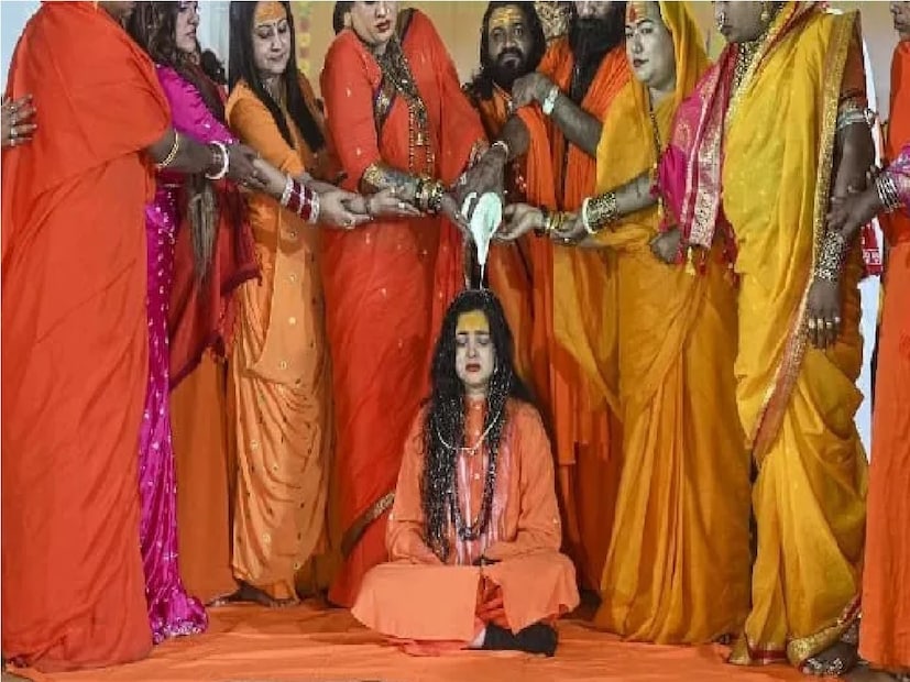 সম্প্রতি মমতা কুলকার্নি সন্ন্যাস দীক্ষা নেন এবং কিন্নর আখড়ায় যোগ দেন। মহাকুম্ভে তিনি মহামণ্ডলেশ্বর উপাধিতে ভূষিত হন। তাঁর প্রবেশের পর থেকেই কিন্নর আখড়ায় তোলপাড় শুরু হয়। কিন্নর আখড়াতে মমতা কুলকার্নির প্রবেশ  নিয়ে শুরু থেকেই মতপার্থক্য ছিল। কিন্তু সাতদিনের মধ্যেই সব বিভ্রান্তির অবসান হয়েছে। কিন্নর আখড়ার প্রতিষ্ঠাতা ঋষি অজয়দাস মমতা কুলকার্নিকে মহামণ্ডলেশ্বরের পদ থেকে সরিয়ে দিয়েছেন।