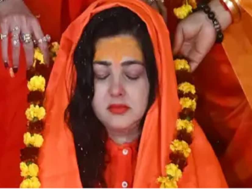 ধুমধাম করে সন্ন্যাস নিয়েছিলেন মমতা কুলকার্নি। কিন্নড় আখড়ার মহামণ্ডলেশ্বর করা হয়েছিল তাঁকে। সঙ্গে শুরু হয়েছিল বিতর্ক। অনেকেই প্রশ্ন তুলতে শুরু করেছিলেন, ব্রক্ষ্মচর্য, সাধুসেবার কী তবে কোনও মূল্য নেই? শেষ পর্যন্ত মমতাকে মহামণ্ডলেশ্বর পদ থেকে সরিয়ে দিলেন আখড়ার প্রতিষ্ঠাতা ঋষি অজয়দাস।