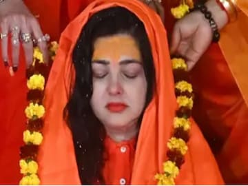 মমতা কুলকার্নির বিরুদ্ধে অ্যাকশন! কেড়ে নেওয়া হল মহামণ্ডলেশ্বর উপাধি, কিন্নড় আখড়ায় শোরগোল মমতা কুলকার্নির বিরুদ্ধে অ্যাকশন! কেড়ে নেওয়া হল মহামণ্ডলেশ্বর উপাধি, কিন্নড় আখড়ায় শোরগোল