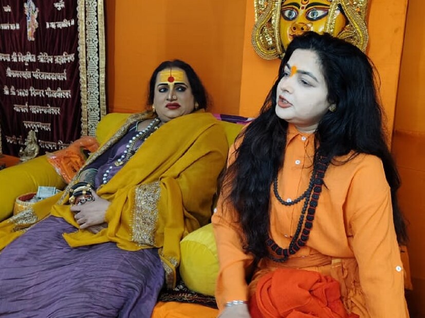 বৈরাগ্যের পথ অনুসরণ করানোর পরিবর্তে তিনি সরাসরি এই পদ দিয়েছেন, যা একেবারেই অনুচিত। এই কারণেই আমি বাধ্য হয়ে দেশের, সনাতন ধর্মের ও সমাজের কল্যাণে তাঁদের এই পদ থেকে অব্যাহতি দিচ্ছি।” কিন্নর আখড়ার প্রতীক ও চিহ্নের অবমাননা করা হয়েছে বলেও অভিযোগ করেন ঋষি অজয়দাস। তাঁর কথায়, “এরা না জুনা আখড়ার নীতি মানে, না কিন্নর আখড়ার আদর্শ।” উদাহরণও দেন তিনি। বলেন, “কিন্নর আখড়া গঠনের সময় গলায় বৈজয়ন্তী মালা পরানো হয়েছিল, যা সৌন্দর্যের প্রতীক। কিন্তু তাঁরা সেটি ত্যাগ করে রুদ্রাক্ষের মালা পরিধান করছে, যা সন্ন্যাসের প্রতীক। অথচ সন্ন্যাস গ্রহণের সময় মুন্ডন (ন্যাড়া হওয়া) সংস্কার করতে হয়। এঁরা সনাতন ধর্মপ্রেমী ও সমাজের সঙ্গে প্রতারণা করেছে।”