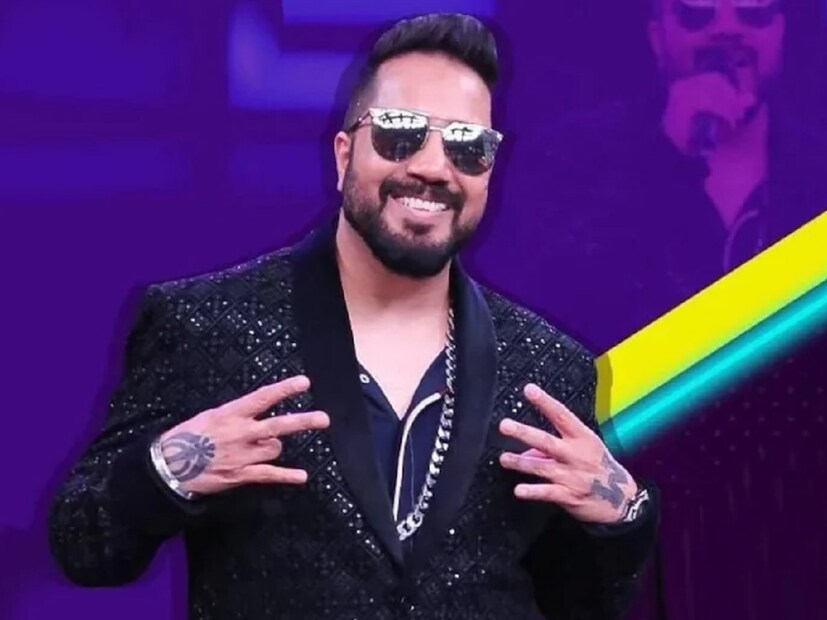 গত সপ্তাহেই নিজের বাড়িতে ছুরির হামলার মুখে পড়েছিলেন সইফ। রক্তাক্ত অবস্থায় হাসপাতালে পৌঁছে দিয়েছিলেন ভজন। এমনকী তাঁর থেকে ভাড়া নিতেও অস্বীকার করেছিলেন তিনি। নিজের ইনস্টাগ্রামে মিকা সিং বলেন যে, “আমি দৃঢ় ভাবে বিশ্বাস করি যে, ভারতের সবথেকে প্রিয় সুপারস্টারের প্রাণ বাঁচানোর জন্য তাঁর কম করে ১১ লক্ষ টাকা পুরস্কার পাওয়া উচিত। অটোচালকের কাজের প্রশংসা করেছেন এই সঙ্গীতশিল্পী। আরও বলেন যে, তাঁর সঙ্গে কীভাবে দেখা করা যাবে, সেই বিষয়ে আমায় দয়া করে জানান। আমি নিজেই তাঁকে ১ লক্ষ টাকা দিতে চাই।” 