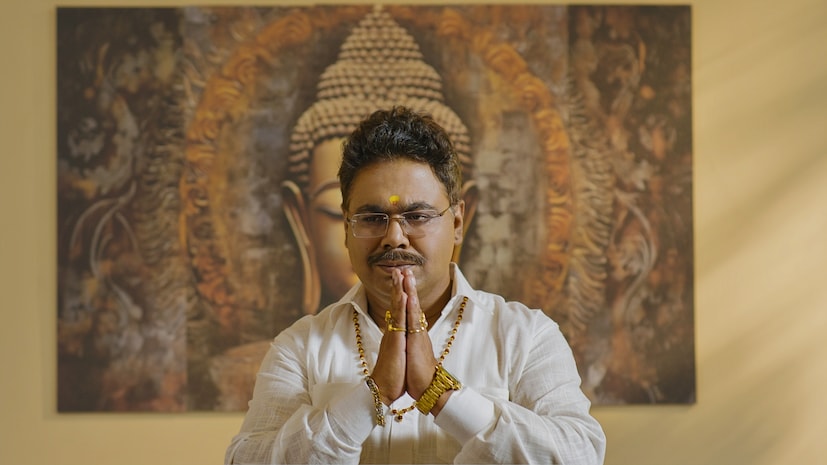বলে রাখা ভাল যে, একজন পরিচালক হিসেবে বিগত ১০ বছর ধরে কাজ করছেন অনির্বাণ চক্রবর্তী। গোড়ার দিকে তিনি বেশ কিছু প্রখ্যাত পরিচালকের সহকারী হিসেবে কাজ করে অভিজ্ঞতা অর্জন করেন এবং সৃজনশীলতার ছাপ রেখে যাওয়ার আন্তরিক উদ্দেশ্যে তরুণ বয়সেই স্বাধীন ভাবে পরিচালনার কাজে আত্মপ্রকাশ করেন। তিনি বহু টেলিভিশন প্রোডাকশন (কল্পকাহিনি ও অ-কল্পকাহিনি), স্বল্পদৈর্ঘ্যের চলচ্চিত্র, তথ্যচিত্র, বিজ্ঞাপন, কর্পোরেট ফিল্ম এবং ওয়েব সিরিজ নির্মাণ করেছেন। ‘মল্লিকবাড়ি’ ছিল তাঁর পরিচালিত প্রথম পূর্ণদৈর্ঘ্যর চলচ্চিত্র। এর পর তিনি ‘পিকলুর জানালা’, ‘জাহ কালা’, ‘বনসুন্দরী’, ‘নন্টে ফন্টে’, এবং ‘ভাওয়েল’-এর মতো চলচ্চিত্র নির্মাণ করেছেন। 