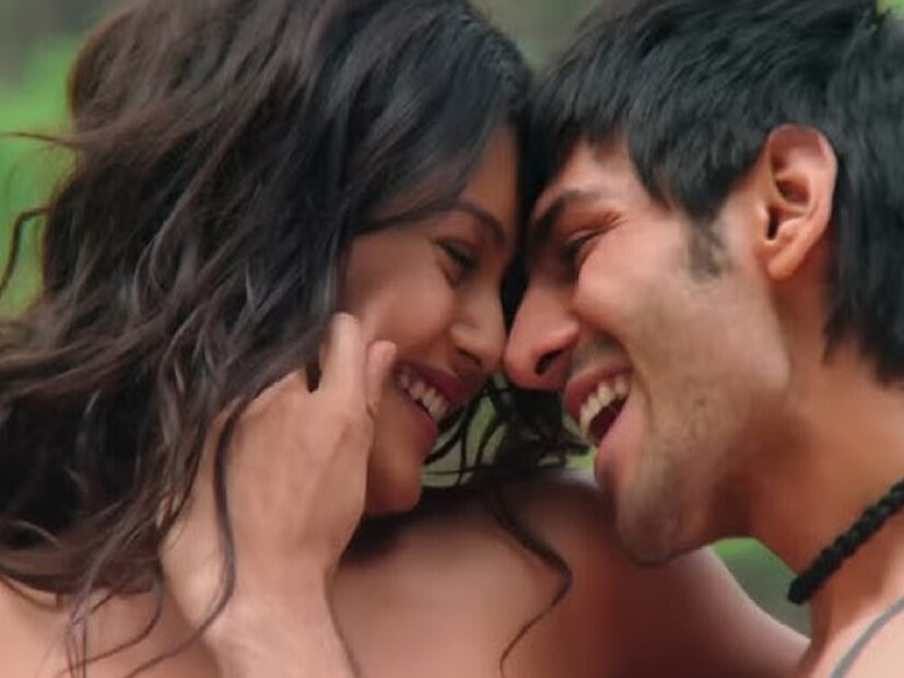 ২০১৪ সালের এই ছবিতে ঋষি কাপুর এবং মিঠুন চক্রবর্তীর পাশাপাশি দেখা গিয়েছিল কার্তিক আরিয়ান এবং মিষ্টিকে। আর অভিনেত্রী মিষ্টির সঙ্গে কার্তিকের একটি দৃশ্য সেই সময় রীতিমতো হইচই ফেলে দিয়েছিল। ছবি মুক্তি পাওয়ার আগে কার্তিক জানিয়েছিলেন যে, মিষ্টির সঙ্গে তাঁর একটি অনবদ্য চুম্বনের দৃশ্য ছিল। যার জন্য প্রায় ৩৭টি রিটেক দিতে হয়েছিল তাঁকে। 