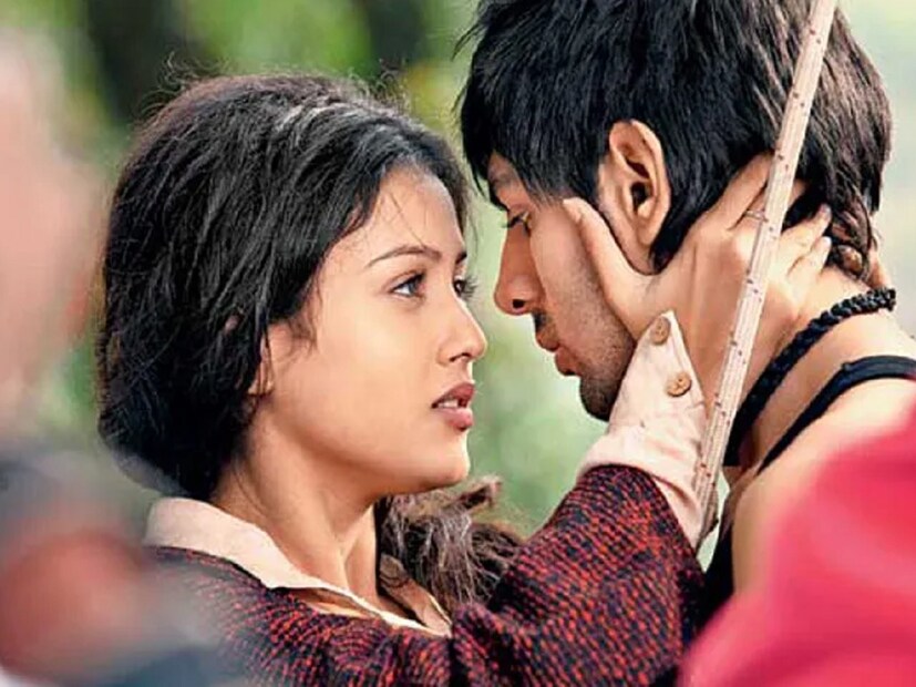 বলাই বাহুল্য যে, চুম্বনের ওই দৃশ্যটি কার্তিক আরিয়ানের জন্য অত্যন্ত কঠিন ছিল। এমনকী পরিচালক সুভাষ ঘাইয়ের কাছে চুম্বন কীভাবে করতে হয়, এ-ও জানতে চাওয়ার কথা ভেবেছিলেন অভিনেতা। শুধু তা-ই নয়, কার্তিক আরও দাবি করেন যে, সহ-অভিনেত্রী মিষ্টিও চুম্বনের দৃশ্যে ইচ্ছা করেই বারবার ভুল করছিলেন। 