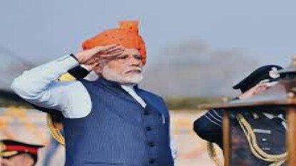 ২৬ জানুয়ারি ২০২৫, ভারতের ৭৬তম প্রজাতন্ত্র দিবস উপলক্ষে প্রধানমন্ত্রী নরেন্দ্র মোদী দিল্লির ন্যাশনাল ওয়্যার মেমোরিয়ালে শহীদদের প্রতি শ্রদ্ধা নিবেদন করেছেন। এরপর, তিনি দিল্লির কর্তব্যপথে অনুষ্ঠিত কুচকাওয়াজে অংশগ্রহণ করেছেন, যেখানে ইন্দোনেশিয়ার প্রেসিডেন্ট প্রবোও সুবিয়ানতো প্রধান অতিথি হিসেবে উপস্থিত ছিলেন। এছাড়া, বায়ুসেনার MI-17 হেলিকপ্টার থেকে আকাশপথে পুষ্পবৃষ্টি করা হয়, যা অনুষ্ঠানের একটি বিশেষ আকর্ষণ ছিল। ২৬ জানুয়ারি ২০২৫, ভারতের ৭৬তম প্রজাতন্ত্র দিবস উপলক্ষে প্রধানমন্ত্রী নরেন্দ্র মোদী দিল্লির ন্যাশনাল ওয়্যার মেমোরিয়ালে শহীদদের প্রতি শ্রদ্ধা নিবেদন করেছেন। এরপর, তিনি দিল্লির কর্তব্যপথে অনুষ্ঠিত কুচকাওয়াজে অংশগ্রহণ করেছেন, যেখানে ইন্দোনেশিয়ার প্রেসিডেন্ট প্রবোও সুবিয়ানতো প্রধান অতিথি হিসেবে উপস্থিত ছিলেন। এছাড়া, বায়ুসেনার MI-17 হেলিকপ্টার থেকে আকাশপথে পুষ্পবৃষ্টি করা হয়, যা অনুষ্ঠানের একটি বিশেষ আকর্ষণ ছিল।