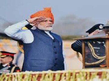 ২৬ জানুয়ারি ২০২৫, ভারতের ৭৬তম প্রজাতন্ত্র দিবস উপলক্ষে প্রধানমন্ত্রী নরেন্দ্র মোদী দিল্লির ন্যাশনাল ওয়্যার মেমোরিয়ালে শহীদদের প্রতি শ্রদ্ধা নিবেদন করেছেন। এরপর, তিনি দিল্লির কর্তব্যপথে অনুষ্ঠিত কুচকাওয়াজে অংশগ্রহণ করেছেন, যেখানে ইন্দোনেশিয়ার প্রেসিডেন্ট প্রবোও সুবিয়ানতো প্রধান অতিথি হিসেবে উপস্থিত ছিলেন। এছাড়া, বায়ুসেনার MI-17 হেলিকপ্টার থেকে আকাশপথে পুষ্পবৃষ্টি করা হয়, যা অনুষ্ঠানের একটি বিশেষ আকর্ষণ ছিল।