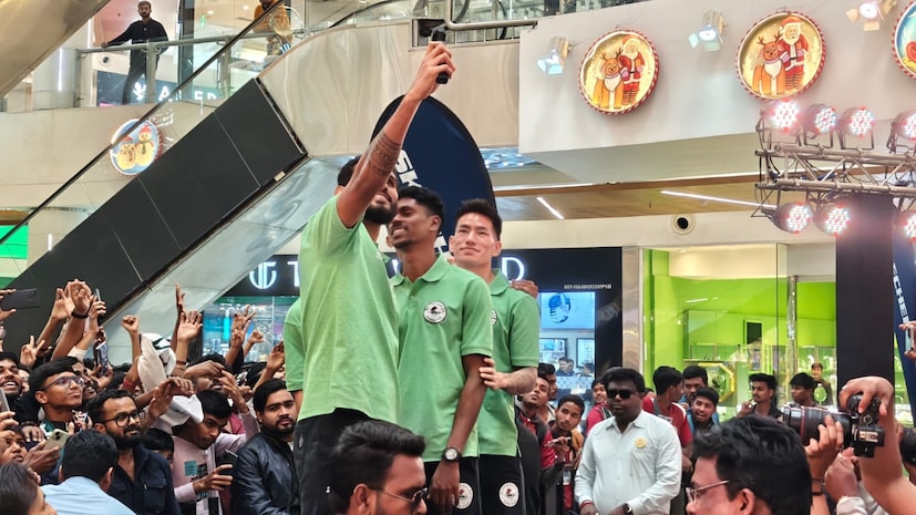 এদিনের অনুষ্ঠানে উপস্থিত ছিলেন মোহনবাগান সুপারজায়ান্টের অধিনায়ক শুভাশিস বোস সঙ্গে আশিস রাই, আশিক কুরুনিয়ান, দীপক টাংরি এবং লিস্টন কোলাসো ৷ প্রিয় ফুটবলারদের দেখতে সমর্থকদের ভিড় উপচে পড়েছিল। সাউথ সিটি মলে তখন তিল ধারণের ধারণের জায়গা নেই। মুর্হুমুহু উঠল প্রিয় ক্লাবের নামে জয়ধ্বনিও। 
