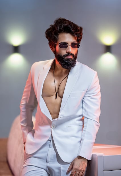 আবার অভিনেতা ও সহ-প্রযোজক মৃন্ময় বলেন যে, “হিরো হওয়ার ইচ্ছা আমার বহু বছরের। এক দশকের উপর অভিজ্ঞতা... সেই ২০১২ সাল থেকে মিডিয়াতে কাজ শুরু করেছি, প্রথমে রিয়েলিটি শো, তারপর ইউটিউব। কিন্তু তারও আগে থেকে আমার স্বপ্ন হিরো হওয়ার। কিন্তু মেনস্ট্রিম কমার্শিয়াল সিনেমায় হিরো হওয়া মুখের কথা নয়। তার জন্য জরুরি সঠিক প্রস্তুতি, সঠিক মানুষদের সান্নিধ্যে আসা এবং সঠিক সময়। ইউটিউবটা আমার প্যাশন এবং পেশা, কিন্তু হিরো হওয়াটা আমার স্বপ্ন। এটা ২০২৫-এ পূরণ হতে চলেছে। পরিচালক অনির্বাণ চক্রবর্তী ও স্বভূমি প্রোডাকশন হাউজের সঙ্গে কাজ করার অভিজ্ঞতা ছিল অসাধারণ! অনেক কিছু শিখেছি তাঁর থেকে। অন-ক্যামেরায় উনি আমার ক্যাপ্টেন, কিন্তু অফ-ক্যামেরায় আমরা খুব ভাল বন্ধু। প্রযোজক ড. প্রবীর ভৌমিকবাবুকে আন্তরিক ভাবে ধন্যবাদ। হিরো হিসেবে নতুন ছেলেকে লঞ্চ করার ঝুঁকি সবাই নিতে চান না। সেখানে আমার মতো টলিউডের বহিরাগত, ইন্ডাস্ট্রিতে যাঁর কোনও ব্যাকগ্রাউন্ড নেই, সেই রকম একজনের উপর ভরসা উনি করেছেন। আর আমি এই ভরসার যোগ্য প্রতিদান দেবই, এই আত্মবিশ্বাস রয়েছে। আর একজনের কথা না বললেই নয়। এই প্রোডাকশনের একজিকিউটিভ প্রযোজক কৃষ্ণ বন্দ্যোপাধ্যায়। উনি ছাড়া ‘খাঁচা’ শুরুই হত না।”