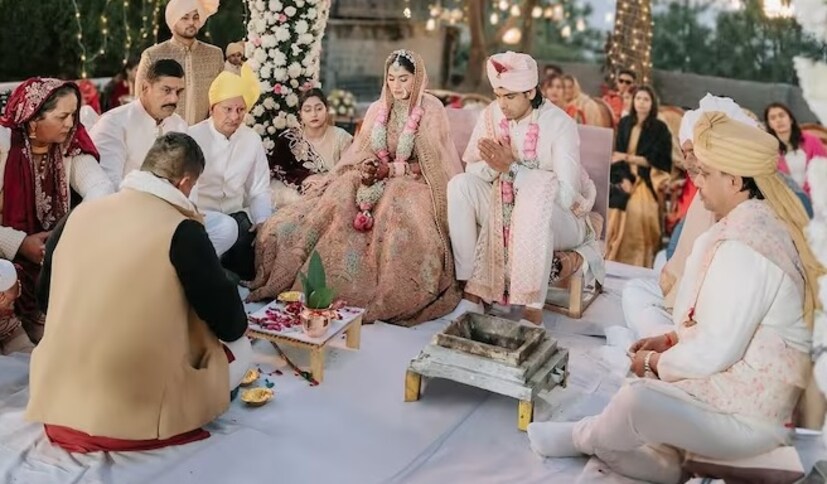 এহেন গুণী কন্যা হিমানির সঙ্গেই গাঁটছড়া বেঁধেছেন নীরজ চোপড়া। নিজের সোশ্যাল মিডিয়া হ্যান্ডলে সেই বিয়ের কথা ঘোষণা করেছেন টোকিও অলিম্পিকসে সোনাজয়ী জ্যাভলিন থ্রোয়ার। বিয়ের ছবি দিয়ে একটি পোস্টে তিনি লিখেছেন যে, আমি পরিবারের সঙ্গেই আমার জীবনের নতুন অধ্যায় শুরু করলাম। প্রতিটি আশীর্বাদের জন্য আমি কৃতজ্ঞ, যা আমাদের এই মুহূর্তে এক করেছে। ভালবাসার সুতোয় বাঁধা হয়ে সারা জীবনের জন্য যেন সুখী হতে পারি। 