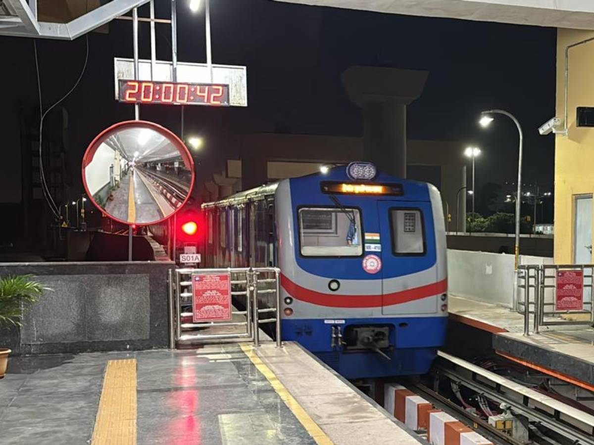 Kolkata Metro Ticket Fare Hike: ট্রেনে উঠলেই ২০ টাকা! আজ থেকে একবারে ১০ টাকা বাড়ল মেট্রোরেলের টিকিটের দাম