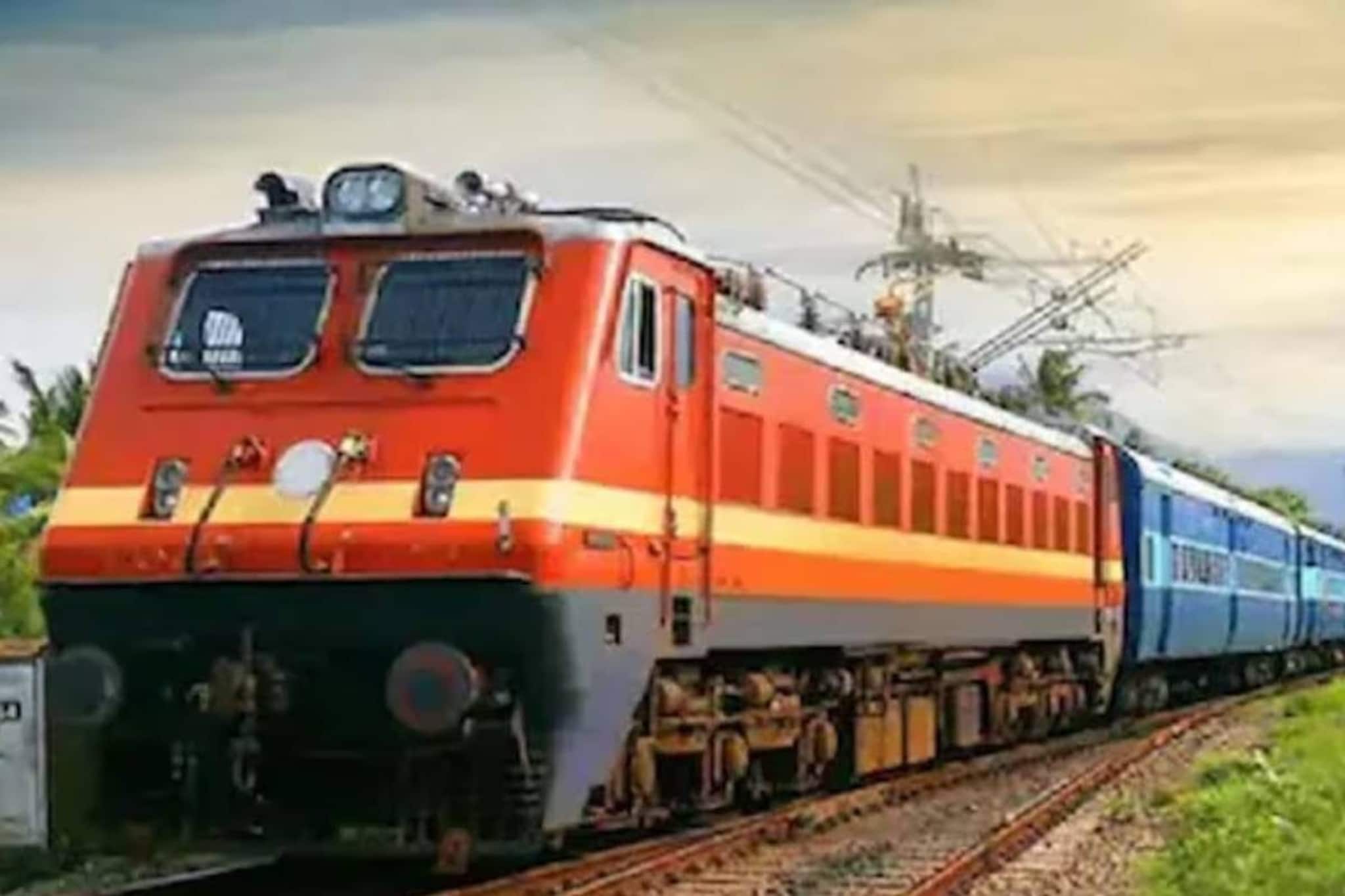 ইঞ্জিন বিভ্রাটের পর এ বার কামরায় স্প্রিংয়ের বিপত্তি! আড়াই ঘণ্টা দেরিতে রওনা দার্জিলিং মেল