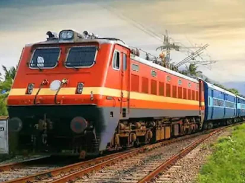 চালুক্য-শরাবতী এক্সপ্রেস, এলটিটি দাদার এক্সপ্রেস-সহ বহু ট্রেন মাঝপথে দাঁড়িয়ে পড়ে। বেশ কিছু ট্রেনের যাত্রাপথও সংক্ষিপ্ত করা হয়। প্রতীকী ছবি