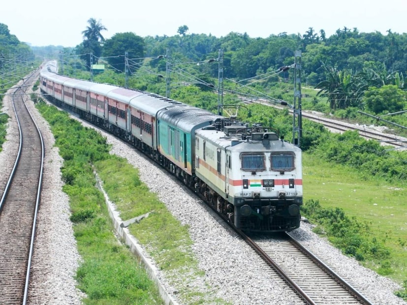 কী ভাবে এই দুর্ঘটনা ঘটল জানার জন্য তদন্ত শুরু করেছে ভারতীয় রেল। রেল পুলিশের তদন্তকারী দল দুর্ঘটনাস্থল পরিদর্শনও করেছে। প্রতীকী ছবি।