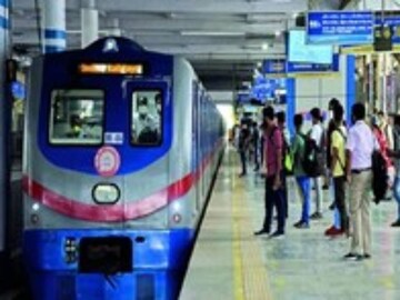 মেট্রো কর্তৃপক্ষ বার বার দাবি করেছে, আশানুরূপ যাত্রী হচ্ছে না