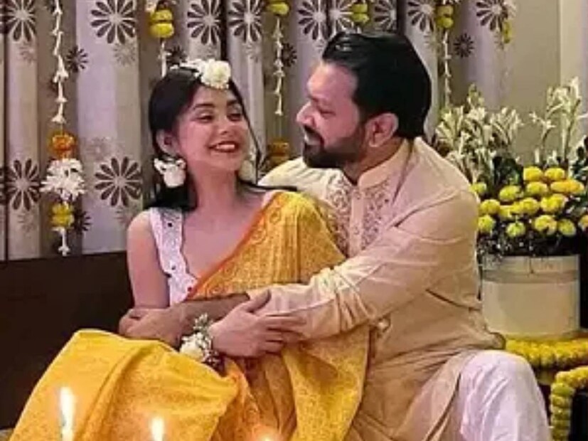 নববধূর সঙ্গে একটি ছবি পোস্ট করে অনুরাগীদের সুখবর জানিয়েছেন বাংলাদেশি তারকা। সাদা জমির উপর গোলাপি এবং গেরুয়া সুতোর কাজের শাড়িতে সেজে উঠেছেন রোজা। তাহসানের পরনে বর্ণিল পাঞ্জাবি।