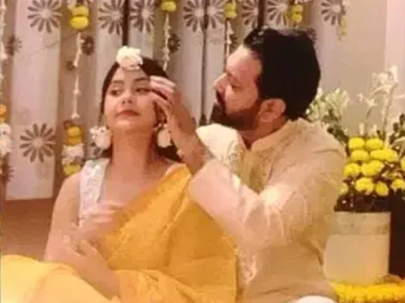 বিয়ের ছবি পোস্ট করে তাঁর নিজের গান 'সেই তুমি কে'-র কয়েকটি পঙক্তি তুলে স্ত্রীর প্রতি ভালবাসা প্রকাশ করেছেন তাহসান। লিখেছেন, কোনো এক ছুটির দিনে যখন আমি পিয়ানোতেআমার সুরে নাচের মুদ্রায়, সেই তুমি কে?/ যার ছন্দের মুগ্ধতায় কেটে যাবে বাকিটা জীবন ধোঁয়া ওঠা চায়ের কাপে, সেই তুমি কে?'