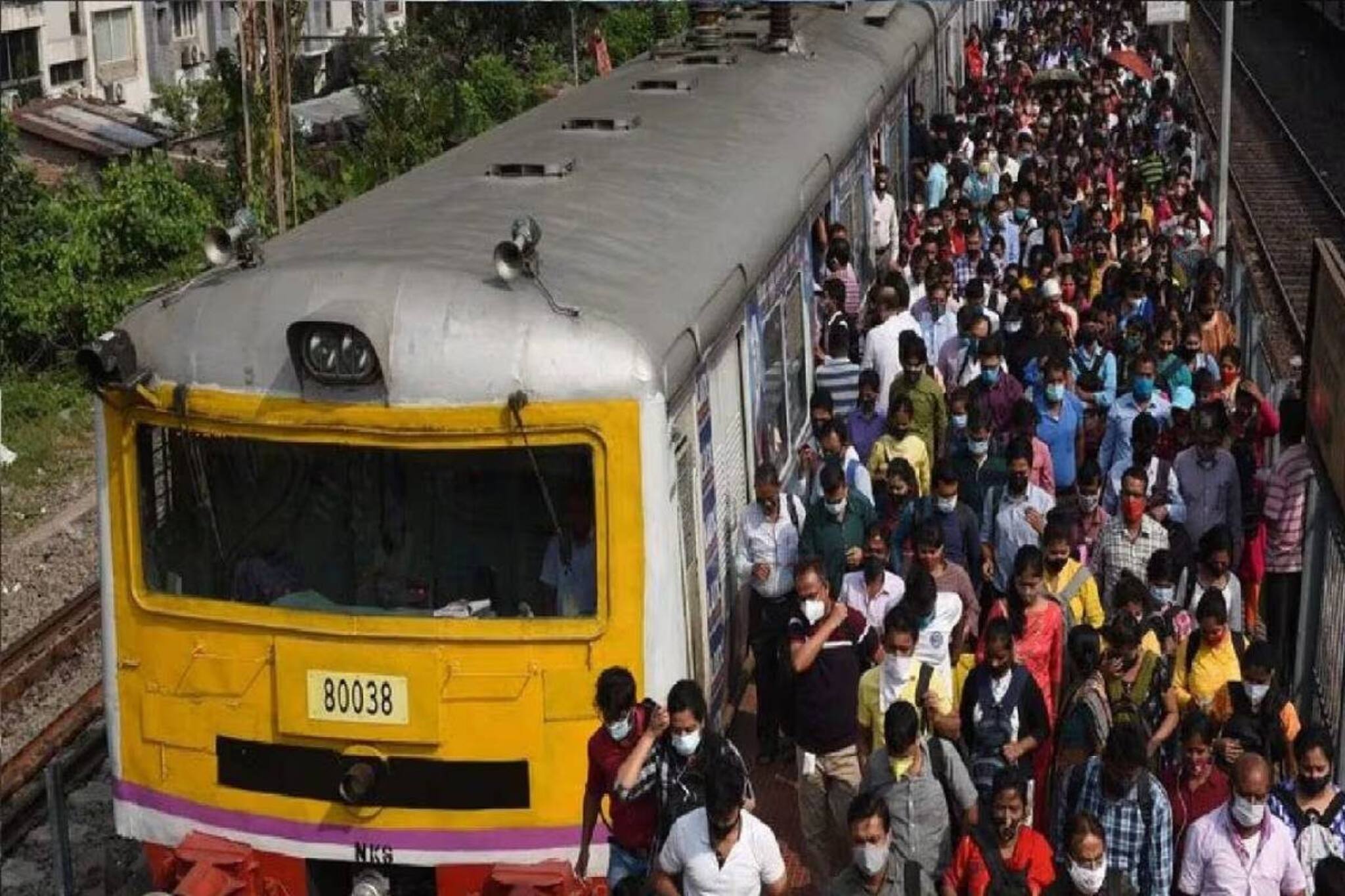 বিনা টিকিটের যাত্রীদের ধরপাকড়! শিয়ালদহ ডিভিশনের জরিমানা আদায় প্রায় ২ লক্ষ!