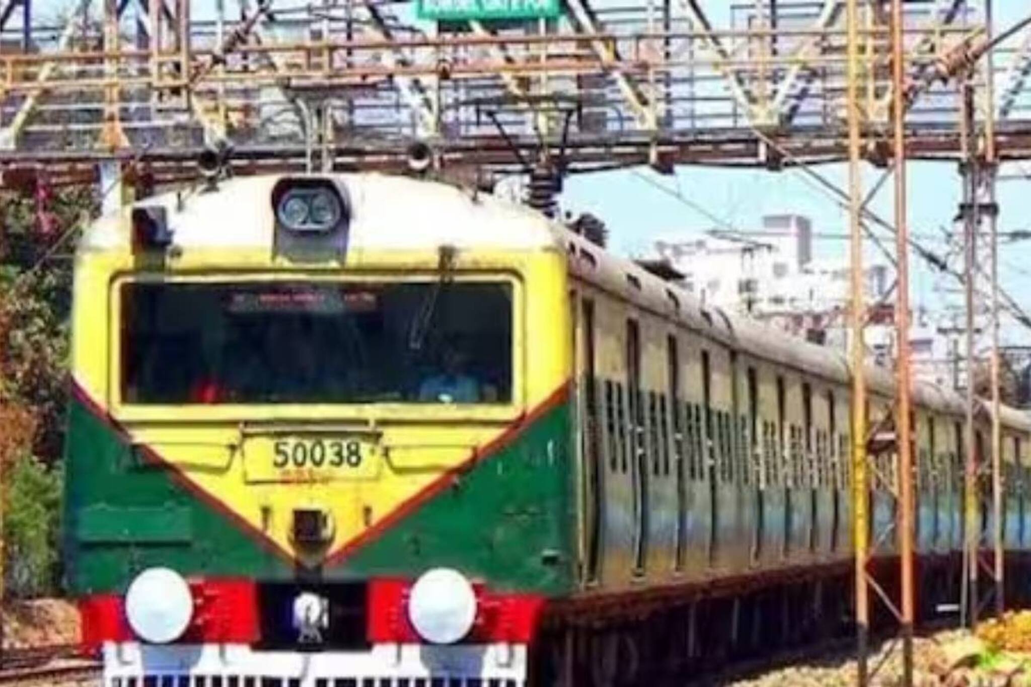 শিয়ালদহ-ডানকুনি সেকশনে তুমুল যাত্রী বিভ্রান্তি! বাতিল ২০ জোড়া লোকাল ট্রেন, ৯টি এক্সপ্রেস